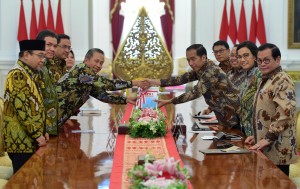Ketua BPK Moermahadi Soerja Djanegara menyerahkan laporan IHPS I Tahun 2018 kepada Presiden Jokowi, di Istana Merdeka, Jakarta, Kamis (4/10) pagi. (Foto: Rahmat/Humas)