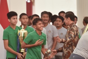 Presiden Jokowi berbincang dengan para pemain Timnas U-16, di Istana Merdeka, Jakarta, Kamis (4/10) pagi. (Foto: OJI/Humas)