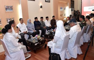 Presiden Jokowi memimpin Rakor Penanganan Paska Gempa Bumi, di Bandara Zainuddin Abdul Madjid, Kabupaten Lombok Tengah, NTB, Kamis (18/10) siang. (Foto: BPMI Setpres)