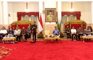 Presiden Jokowi menyampaikan pengantar pada Sidang Kabinet Paripurna, di Istana Negara, Jakarta, Selasa (16/10) siang. (Foto: Rahmat/Humas)