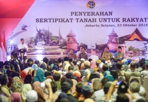 Presiden Jokowi menyampaikan sambutan pada acara penyerahan 5.000 sertifikat hak atas tanah, di Kebayoran, Jakarta Selatan, Selasa (23/10) sore. (Foto: AGUNG/Humas)