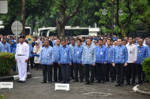 Para pegawai di lingkungan Lembaga Kepresidenan mengikuti Upacara Peringatan Hari Sumpah Pemuda ke-90, di halaman parkir Kemensetneg, Jakarta, Senin (29/10) pagi. (Foto: AGUNG/Humas)