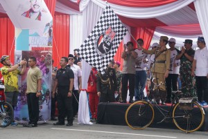 Presiden melepas rombongan gowes Bandung Lautan Sepeda yang dimulai dari depan Gedung Sate, Bandung, Sabtu (10/11). (Foto: Humas/Fitri)