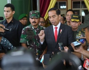 Presiden Jokowi didampingi Panglima TNI dan Jenderal Moelyono menjawab wartawan usai menghadiri Apel Danrem Dandim Terpusat Tahun 2018, di Pusat Persenjataan Infantri (Pussenif), Kodiklat TNI AD, Kota Bandung, Senin (26/11) siang. (Foto: Setpres)