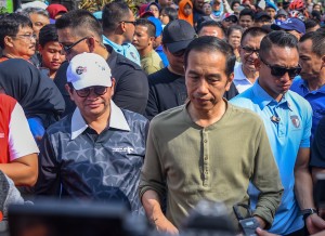 Presiden menjawab pertanyaan wartawan usai mengikuti acara Car Free Day (CFD) di Dago, Bandung, Minggu (11/11). (Foto: Humas/Agung)
