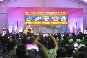 Presiden saat memberikan sambutan dalam acara Sosialisasi Prioritas Penggunaan Dana Desa 2019 dan Evaluasi Kebijakan Pembangunan dan Pemberdayaan Masyarakat Desa Provinsi Banten, di Lapangan Froggy, Kawasan Foresta Business, Tangerang, Banten, Minggu (4/11). (Foto: Humas/Jay)