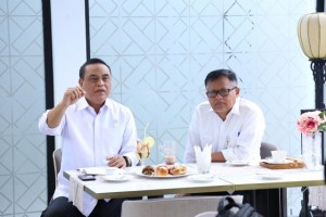Menteri PANRB Syafruddin didampingi Sesmen PANRB menyampaikan keterangan pers, di kantor Kementerian PANRB, Jakarta, Selasa (5/11). (Foto: Humas Kementerian PANRB)