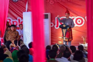 Presiden Jokowi memberikan sambutan pada acara penganugerahan gelar kehormatan Adat Komering, di Griya Agung, Palembang, Minggu (25/11) pagi. (Foto: AGUNG/Humas)