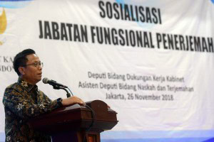 Deputi DKK saat membuka Sosialisasi Jabatan Fungsional Penerjemah, di Aula Gedung III, Kemensetneg, Jakarta, Senin (26/11). (Foto: Humas/Jay)