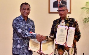Kepala Istana Cipanas dan Dekan Fakultas Peternakan IPB berjabat tangan usai menandatangani kesepakatan di Wisma Negara, Kompleks Istana Kepresidenan Jakarta, Selasa (6/11). (Foto: BPMI)