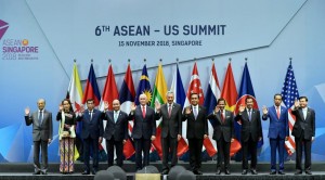 Presiden Jokowi bersama para kepala negara pada acara KTT ke-6 ASEAN-AS di Suntec Convention Centre, Singapura, Kamis (15/11). (Foto: BPMI)