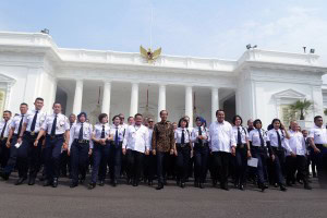 Presiden Jokowi berfoto bersama para Satpam peserta Pembukaan Konferensi Industri Jasa Pengamanan Nasional Tahun 2018, di Istana Negara, Jakarta, Rabu (12/12) pagi. (Foto: OJI/Humas)