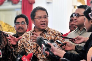 Menkominfo Rudiantara menjawab wartawan usai Pembukaan Konvensi Nasional Humas 4.0, di Istana Negara, Jakarta, Senin (10/12) pagi. (Foto: JAY/Humas)