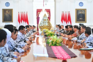 Presiden Jokowi didampingi Mensesneg, Seskab, dan Mendikbud menerima jajaran pengurus PGRI, di Istana Merdeka, Jakarta, Rabu (5/12) pagi. (Foto: JAY/Humas)