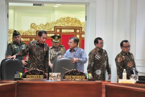 Presiden Jokowi berbincang dengan Wapres Jusuf Kalla sebelum memimpin Ratas tentang Pengembangan Batam, di Kantor Presiden, Jakarta, Rabu (12/12) siang. (Foto: JAY/Humas)