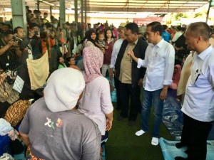 Presiden Jokowi meninjau lokasi penanganan terdampak bencana tsunami, di Pandeglang, Banten, Minggu (24/12) pagi. (Foto: Setpres)