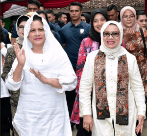 First Lady Iriana and the spouse of Vice President, Mufidah Jusuf Kalla during a dissemination in Banyuwangi, East Java, Monday (28/1). (Photo by : Secretariat of the President)