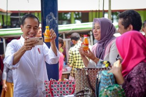President Jokowi takes a selfie with one of Mekaar beneficiaries product in Muara Gembong, Bekasi, West Java, Wednesday (30/1). (Photo by: Agung/Public Relations).