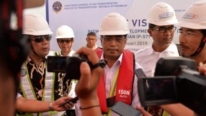 Menhub Budi K. Sumadi menjawab wartawan usai meninjau perkembangan pembangunan Pelabuhan Patimban, di Subang, Jabar, Rabu (9/1) kemarin. (Foto: Humas Kemenhub)