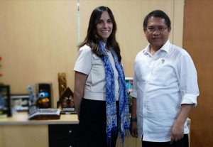 Communication and Informatics Minister Rudiantara meets with Vice President for Public Policy and Communications of WhatsApp, Victoria Grand, at the Office of Ministry of Communication and Informatics, Jakarta, Monday (21/1). (Photo: PR of Ministry of Communication and Informatics)