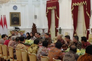 President Jokowi accompanied by Cabinet Secretary and several high-ranking officials meets rice sellers at Merdeka Palace, Jakarta, Thursday (24/1). (Photo: Antara)