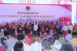 Presiden Jokowi menyerahkan 2.500 sertifikat hak atas tanah kepada rakyat, di Pendopo Kabupaten Ponorogo, Jatim, Jumat (4/1) siang. (Foto: OJI/Humas)
