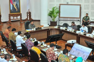 Vice President Jusuf Kalla leads a meeting on Integration of Intermodal Transportation Systems in the Jabodetabek at the Office of the Vice President, Jakarta. (Photo by: Jay/Public Relations).