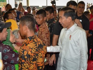 President Jokowi attends the distribution of land certificates at Bola Arcici Field, Jakarta, Saturday (26/1). Photo by: Agung/PR.