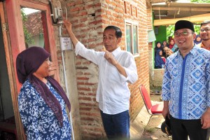 President Jokowi inspects Free Electricity Connection Program in Muara Gembong District, Bekasi, West Java, Wednesday (30/1). (Photo: JAY/PR)