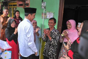 Presiden Jokowi meninjau penyambungan listrik gratis bagi warga di pemukiman padat, RT 001/004 Kelurahan Margajaya, Kecamatan Bekasi Selatan, Kota Bekasi, Jumat (25/1) siang. (Foto: JAY/Humas)