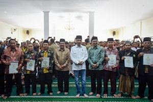 Presiden Jokowi didampingi Menteri ATR dan Gubernur Jabar berfoto bersama perwakilan penerima sertifikat, di Masjid Besar Cibatu, Garut, Jabar, Jumat (18/1) siang. (Foto: AGUNG/Humas)