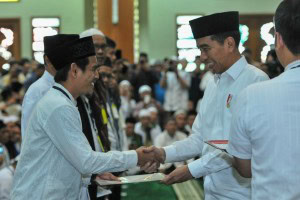 President Jokowi handed over 204 waqf land certificates at the Al-Barkah Mosque, Bekasi, Friday (25/1). Photo by: JAY/PR.