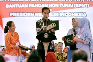 President Jokowi engages in conversation with recipients of PKH, at Graha Insan Cita Bakti Jaya, Sukmajaya, Depok, West Java, Tuesday (12/2). (Photo by : Oji/PR Division)