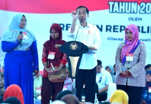 President Jokowi distributes PKH and BPNT social assistance in Cilacap Regency, Central Java province, Monday (25/2). (Photo: PR/Rahmat)