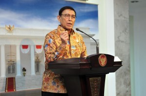 Coordinating Minister for Political, Legal, and Security Affairs Wiranto delivers his press statement after a Limited Meeting, at the Presidential Office, Jakarta, Tuesday (26/2). (Photo by: Jay/PR)