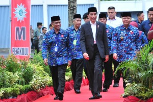 Presiden Jokowi disambut Ketua Umum PP Muhammadiyah saat hadir di Sidang ke-51 Tanwir Muhammadiyah, di Bengkulu, Jumat (15/2) pagi. (Foto: JAY/Humas)