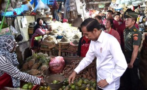 Presiden Jokowi membeli buah kedondong saat blusukan di pasar tradisional Pasar Minggu, Jumat (22/2) pagi. (Foto: Setpres)