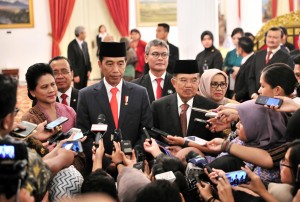 Presiden Jokowi didampingi Ibu Negara Iriana, Wapres, dan Ibu Mufidah menjawab wartawan di Istana Negara, Jakarta, Rabu (13/2) sore. (Foto: JAY/Humas)