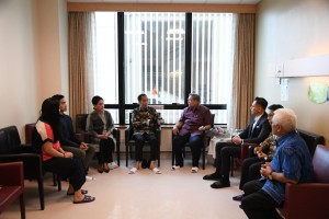 President Jokowi, accompanied by Ibu Iriana, engaged in a conversation with the 6th President of the Republic of Indonesia Susilo Bambang Yudhoyono (SBY) at National University Hospital, Singapore, Thursday (21/2). Photo by: Presidential Secretariat.