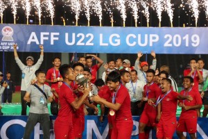 Para punggawa Timnas Indonesia U-22 bersukacita usai menjadi juara Piala AFF 2019 setelah mengalahkan Thailand 2-1 di final, di Phnom Penh, Kamboja, Selasa (26/2) malam. (Foto: Humas Kemenpora)
