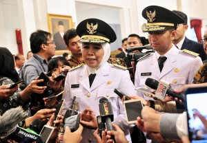 Khofifah Indar Parawansa and Emil Elistianto Dardak answer reporters questions at the State Palace, Jakarta, Wednesday (13/2). (Photo by: Jay/Public Relations).