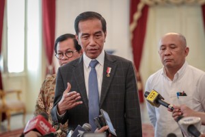 Presiden kepada pers usai menerima Chief Executive Officer (CEO) Bukalapak, Achmad Zaky, di Istana Merdeka, Sabtu (16/2). (Foto: Humas/Agung)