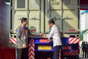 President Jokowi accompanied by CEO of PT Mayora Indah Tbk locks the container on the Export Dispatch of Kopiko Blanca, in Cikupa, Tangerang, Banten, Monday (18/2). (Photo by: Agung/Public Relations).