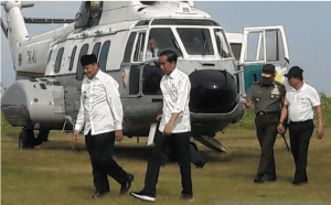 Presiden Jokowi disambut Gubernur Banten Wahidin Halim dalam kunjungan ke Pandeglang, Banten, Senin (18/2) pagi. (Foto: Antara)