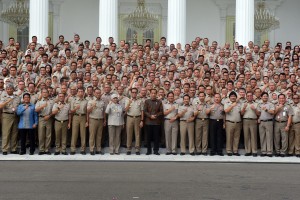 Presiden Jokowi berfoto bersama peserta Rakernas Kementerian ATR/BPN 2019, di halaman Istana Merdeka, Jakarta, Rabu (6/2) siang. (Foto: Rahmat/Humas)