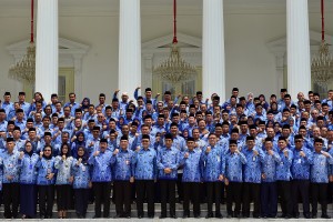 President Jokowi takes a group photo with the participants of the 2019 National Coordination Meeting (Rakornas) of the KORPRI at the State Palace, Jakarta, Tuesday (26/2). (Photo by: Agung/PR).