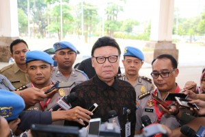 Minister of Home Affairs Tjahjo Kumolo answers questions from reporters after attending Coordination Meeting with Profession and Security Division, at Sultan Hotel, Jakarta, Monday (25/2). (Photo: PR of Minister of Home Affairs)