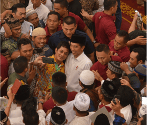 President Jokowi takes photo with residents when visiting Bani Umar Mosque, Pondok Aren, South Tangerang, Banten, Friday (22/2). (Photo: Deny S/PR)