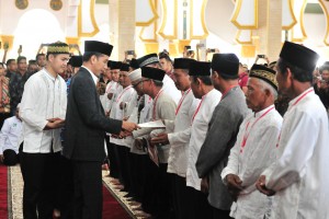President Jokowi distributes waqf land certificates at Baitul Izzah Mosque, Padang Harapan, Gading Cempaka, Bengkulu City, Bengkulu, Friday (15/2). (Photo by: Jay/Public Relations).
