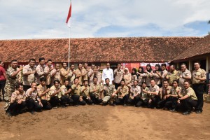 Presiden Jokowi berfoto bersama anggota Taruna Siaga Bencana (Tagana), di Tanjung Lesung, Pandeglang, Banten, Senin (18/2) pagi. (Foto: OJI/Humas)